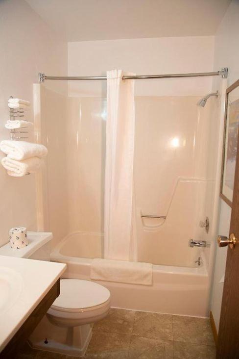 Artos Motel Harvey Екстериор снимка
